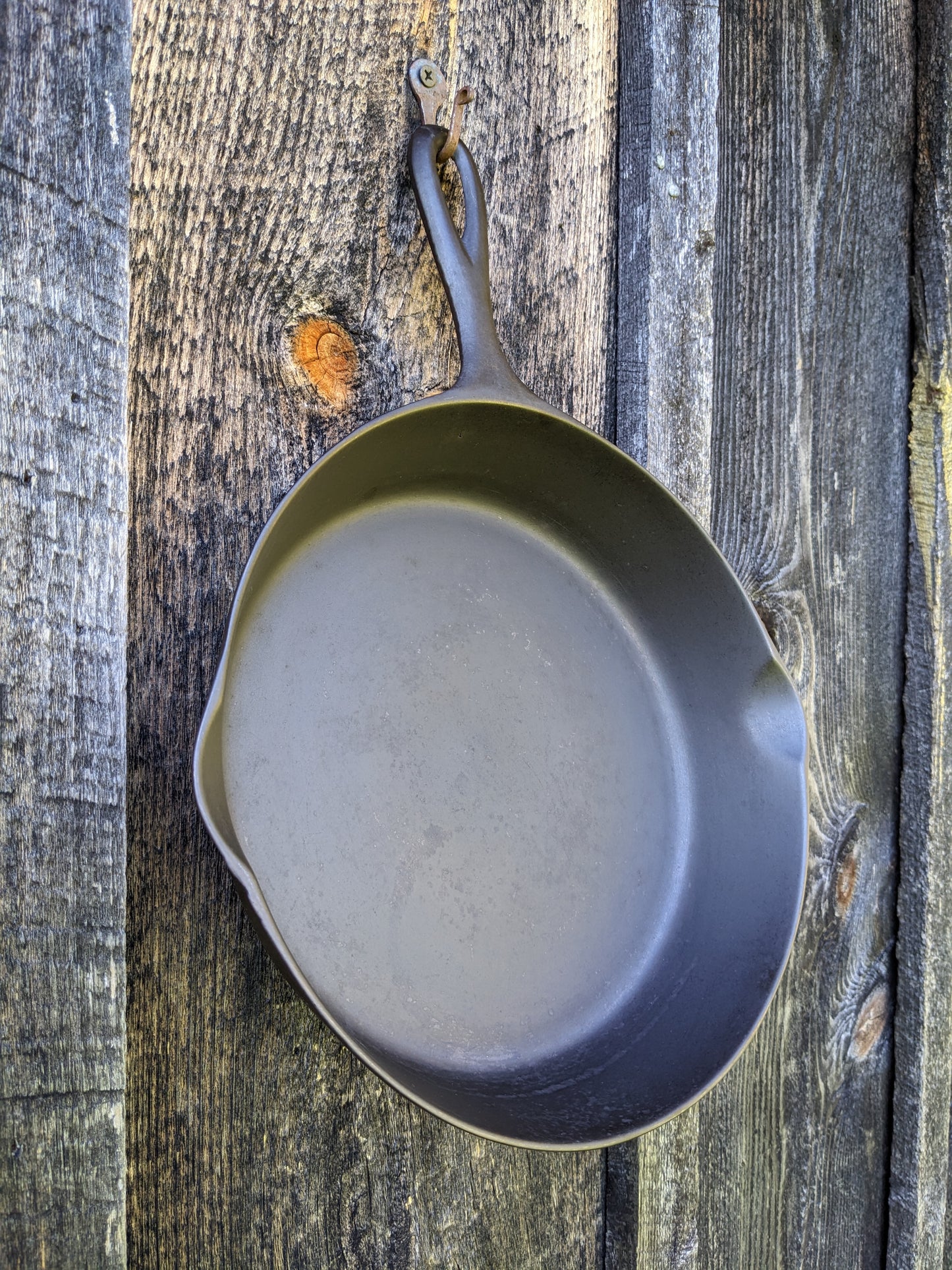 Favorite Piqua Ware #8 Cast Iron Skillet with Smiley Logo and Heat Ring