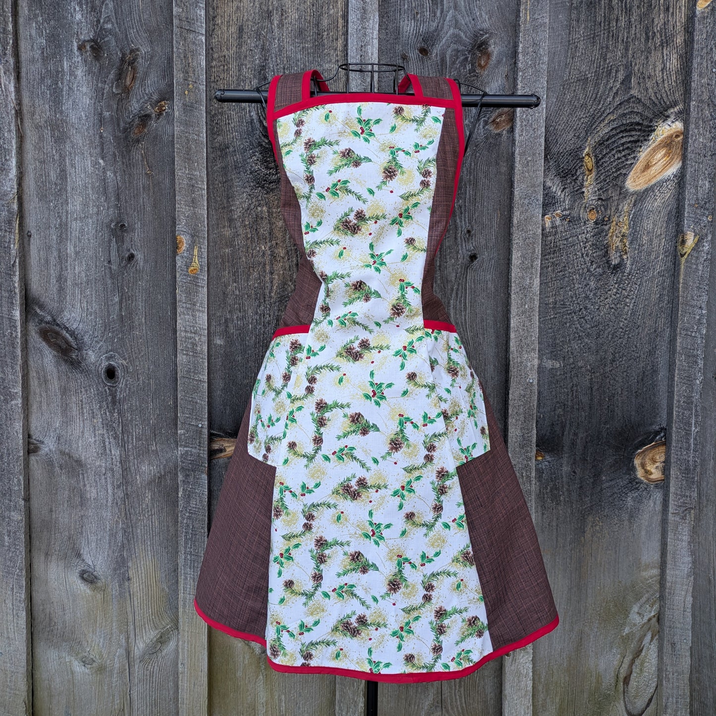 Vintage Inspired Holly and Pine Boughs Full Apron with Pockets