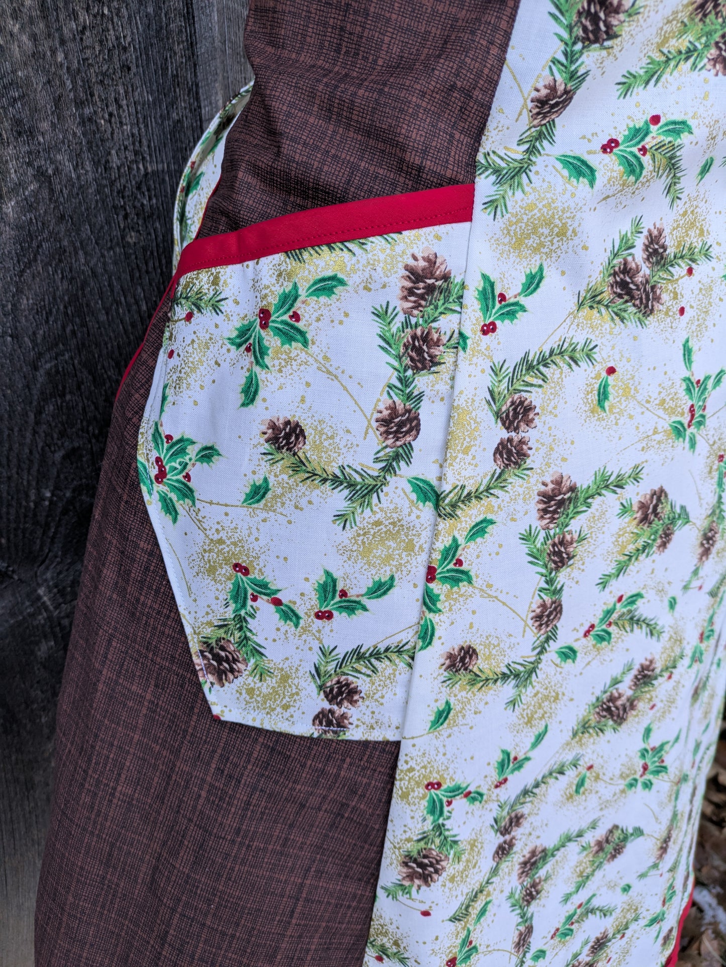 Vintage Inspired Holly and Pine Boughs Full Apron with Pockets