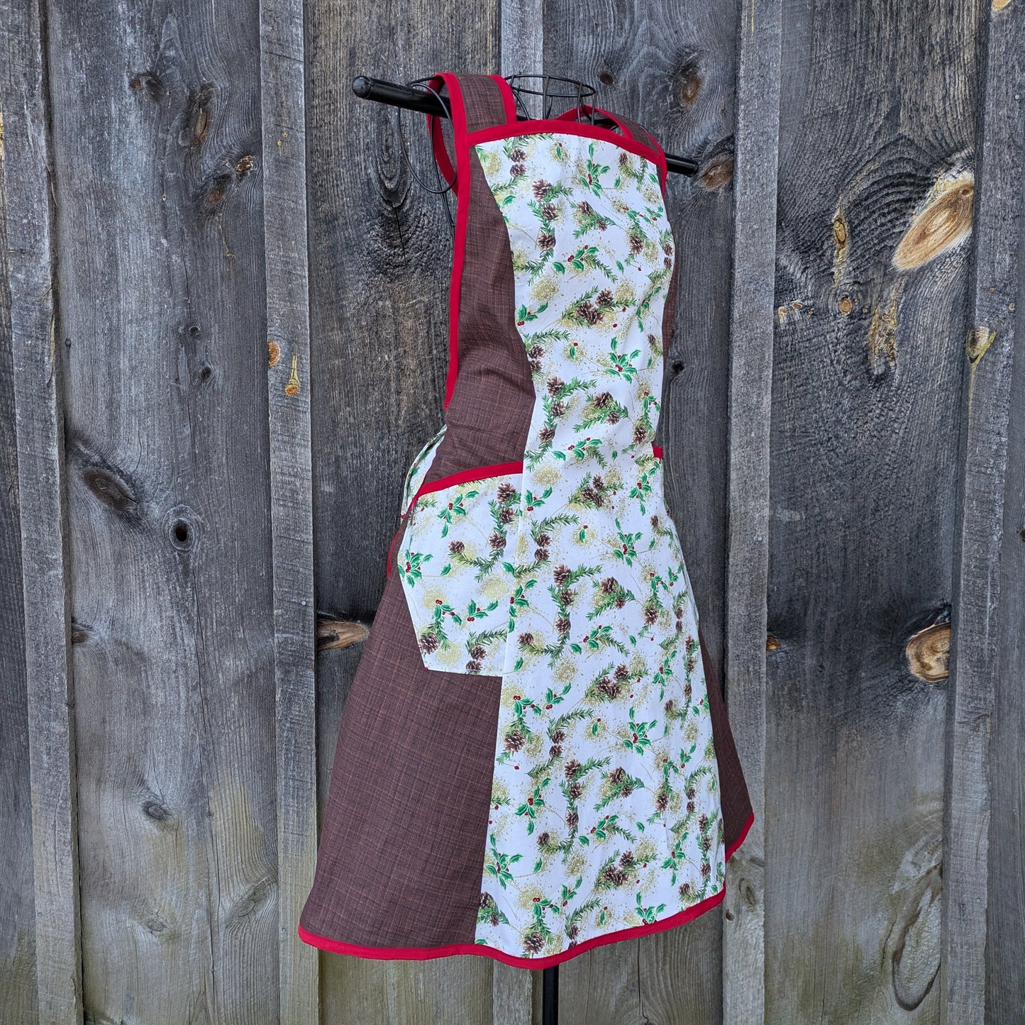 Vintage Inspired Holly and Pine Boughs Full Apron with Pockets