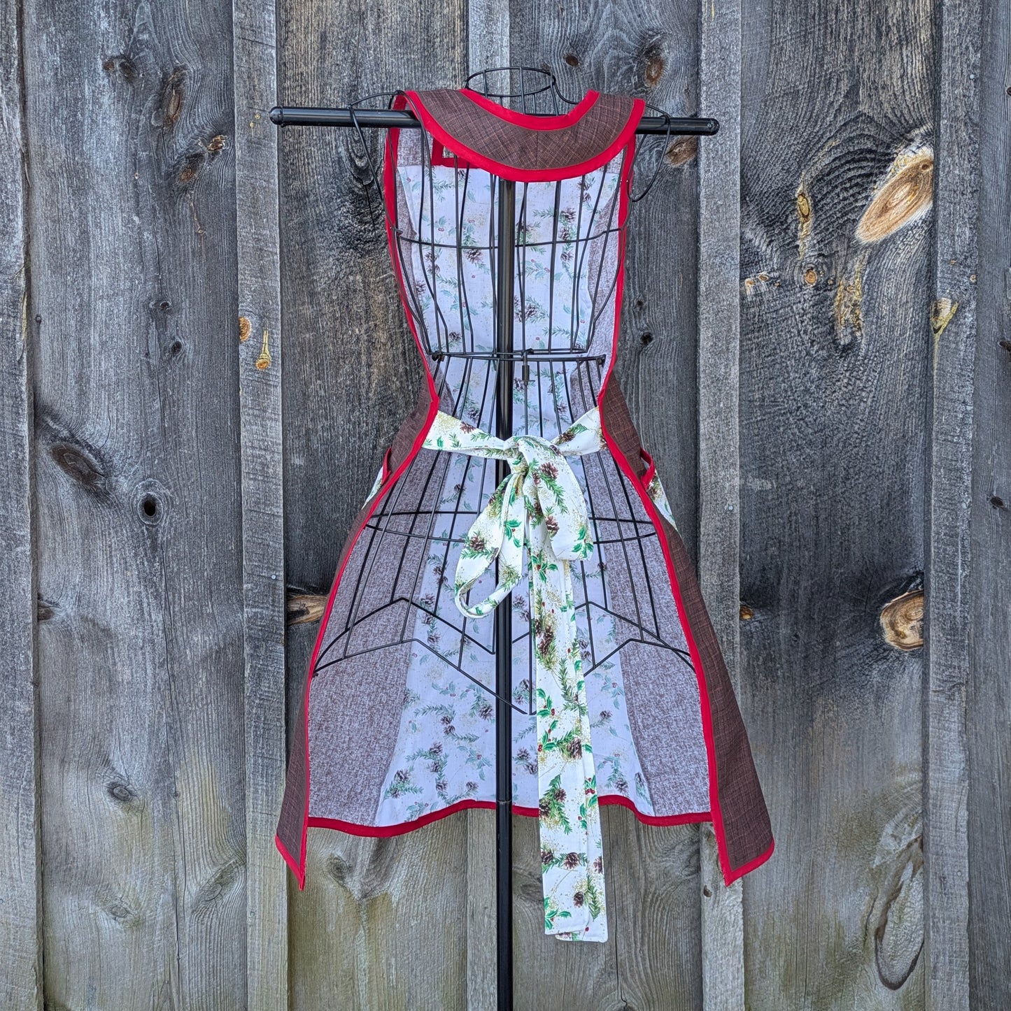 Vintage Inspired Holly and Pine Boughs Full Apron with Pockets