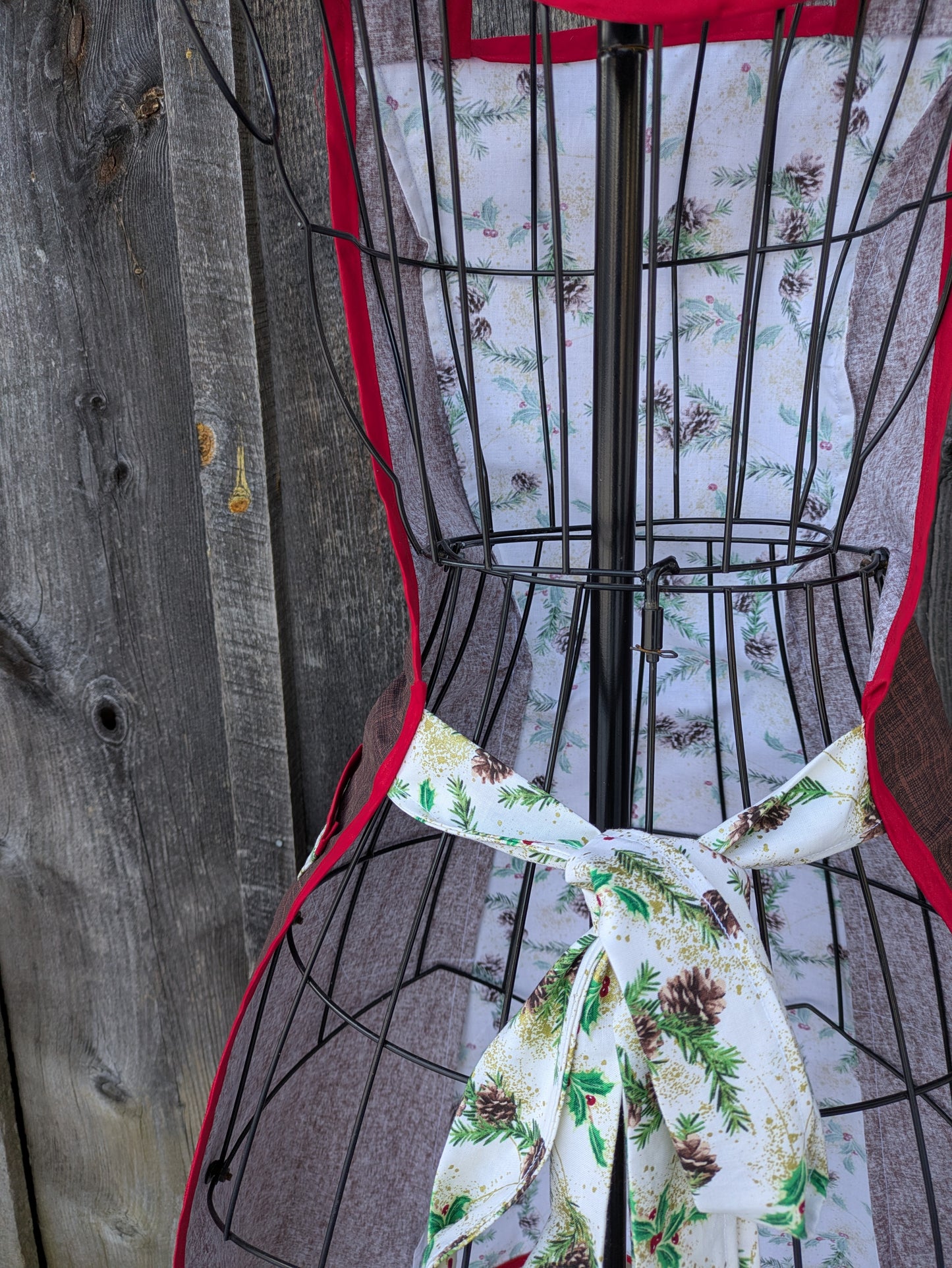 Vintage Inspired Holly and Pine Boughs Full Apron with Pockets