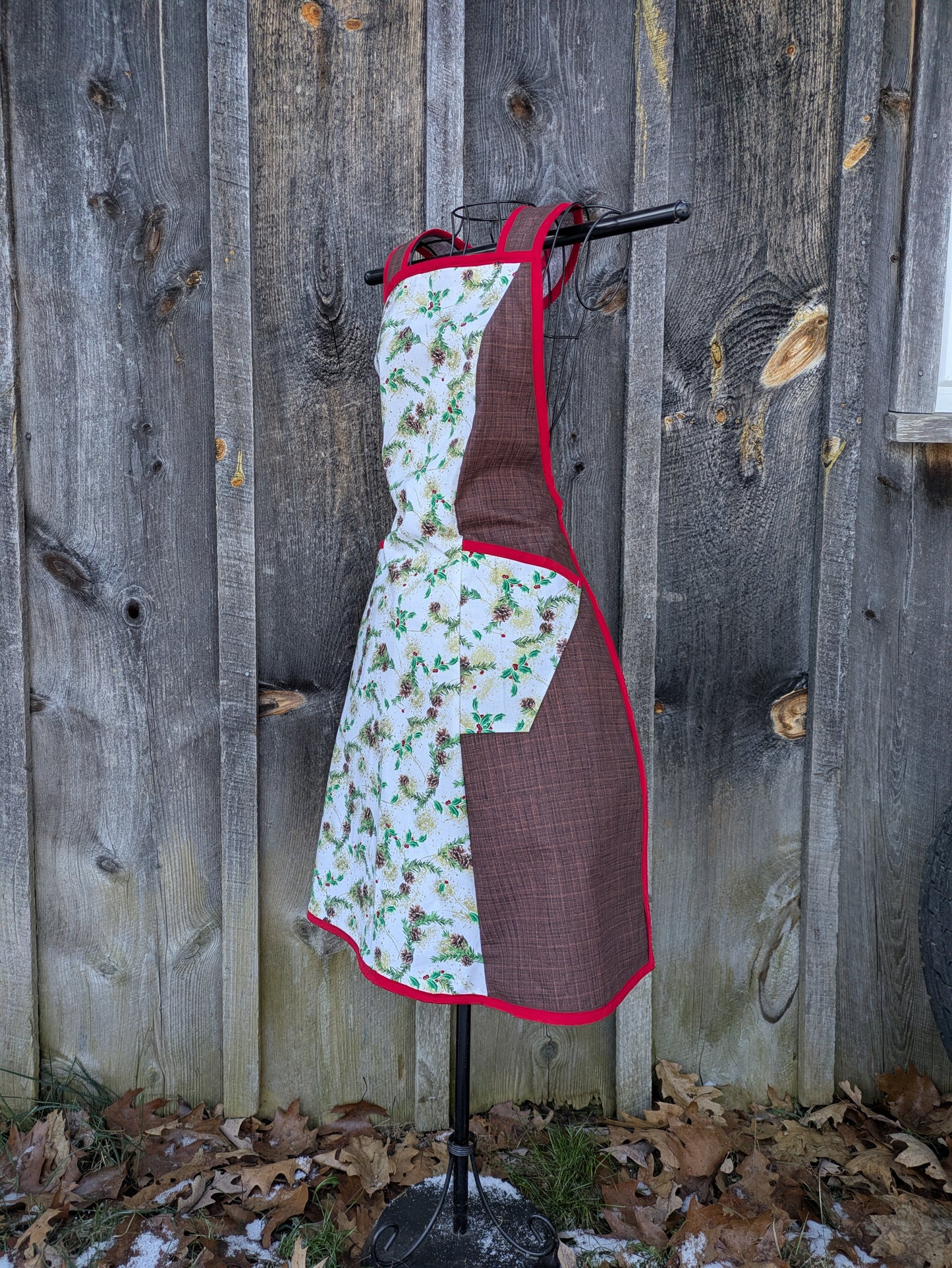 Vintage Inspired Holly and Pine Boughs Full Apron with Pockets