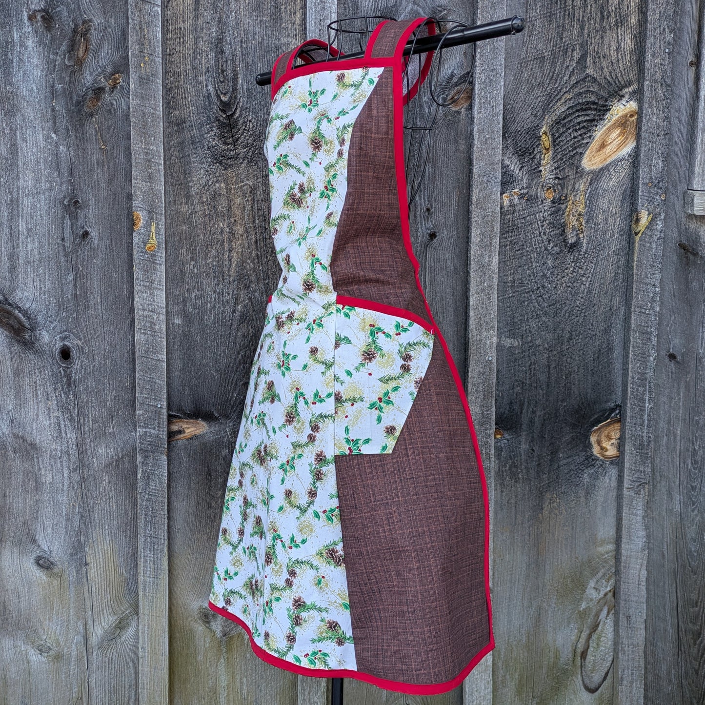 Vintage Inspired Holly and Pine Boughs Full Apron with Pockets