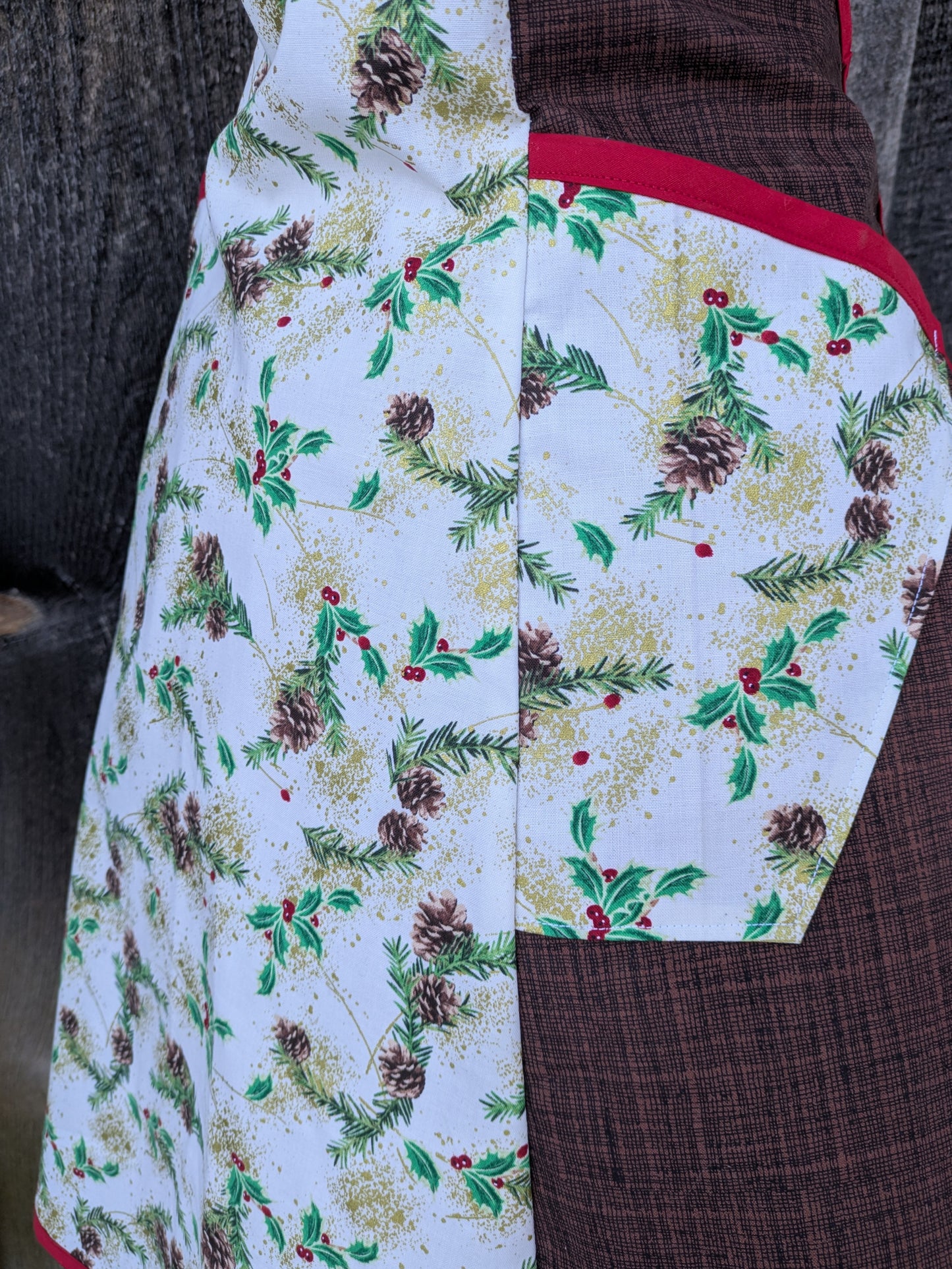 Vintage Inspired Holly and Pine Boughs Full Apron with Pockets
