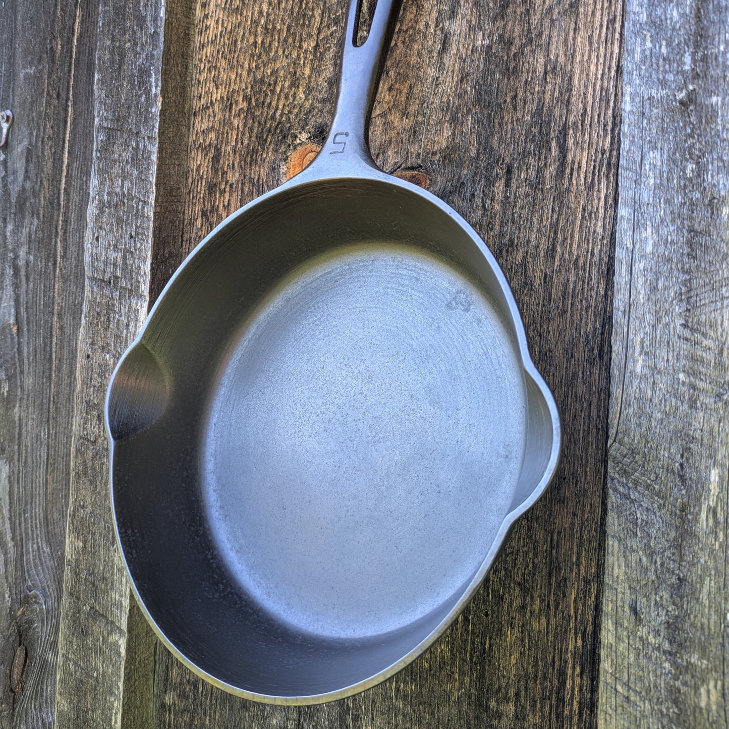 Vintage Griswold #5 Cast Iron Skillet with Small Block Logo and Grooved Handle 724 M