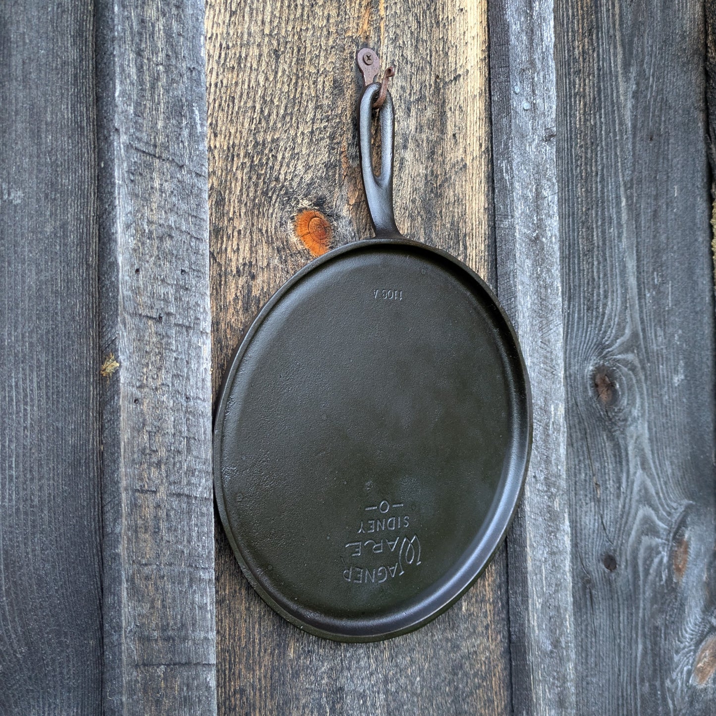 Wagner Ware #8 Cast Iron Round Griddle with Handle 1108