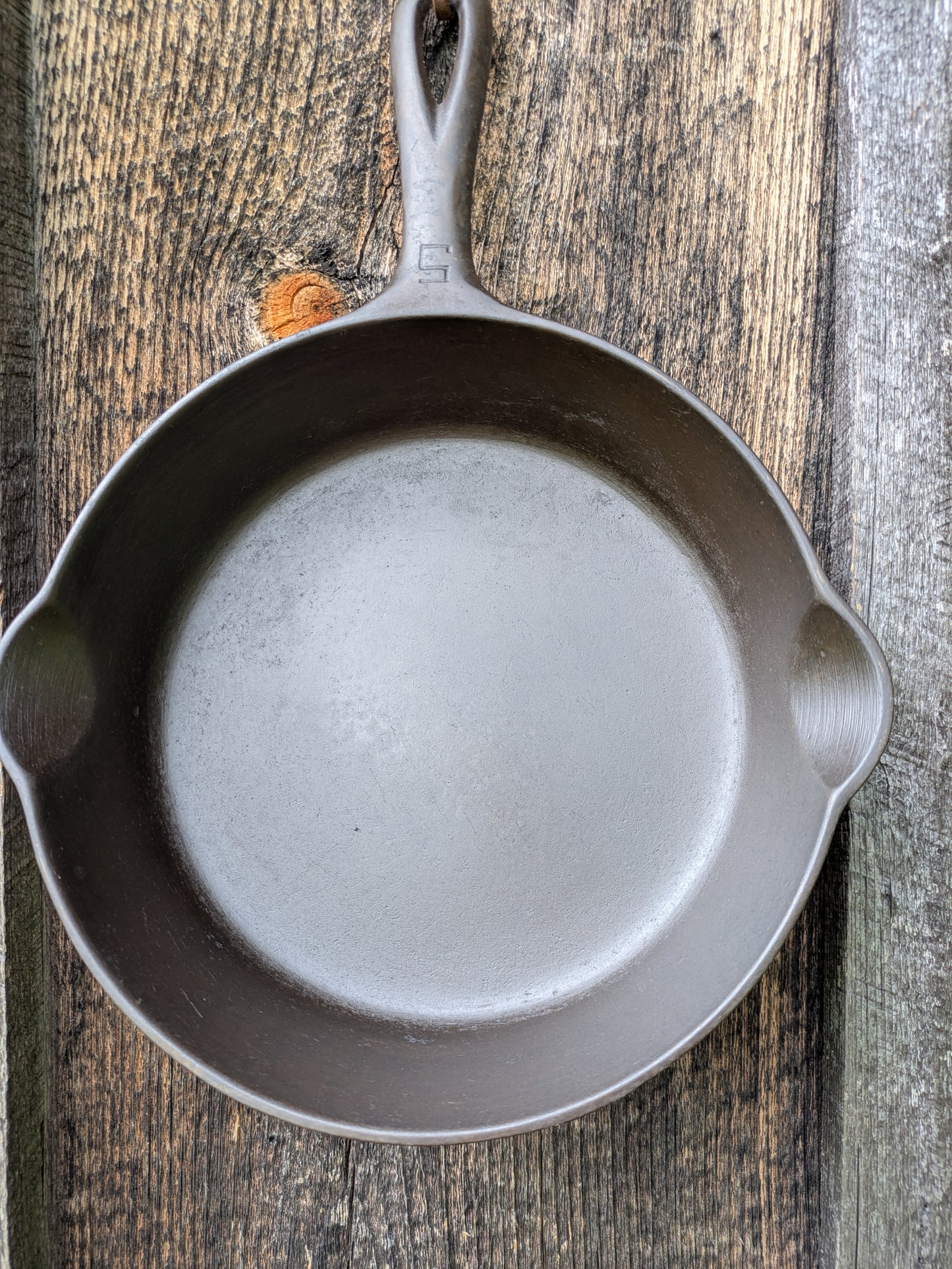 Griswold #5 Cast Iron Skillet with Large Block Logo and Smooth Bottom 724