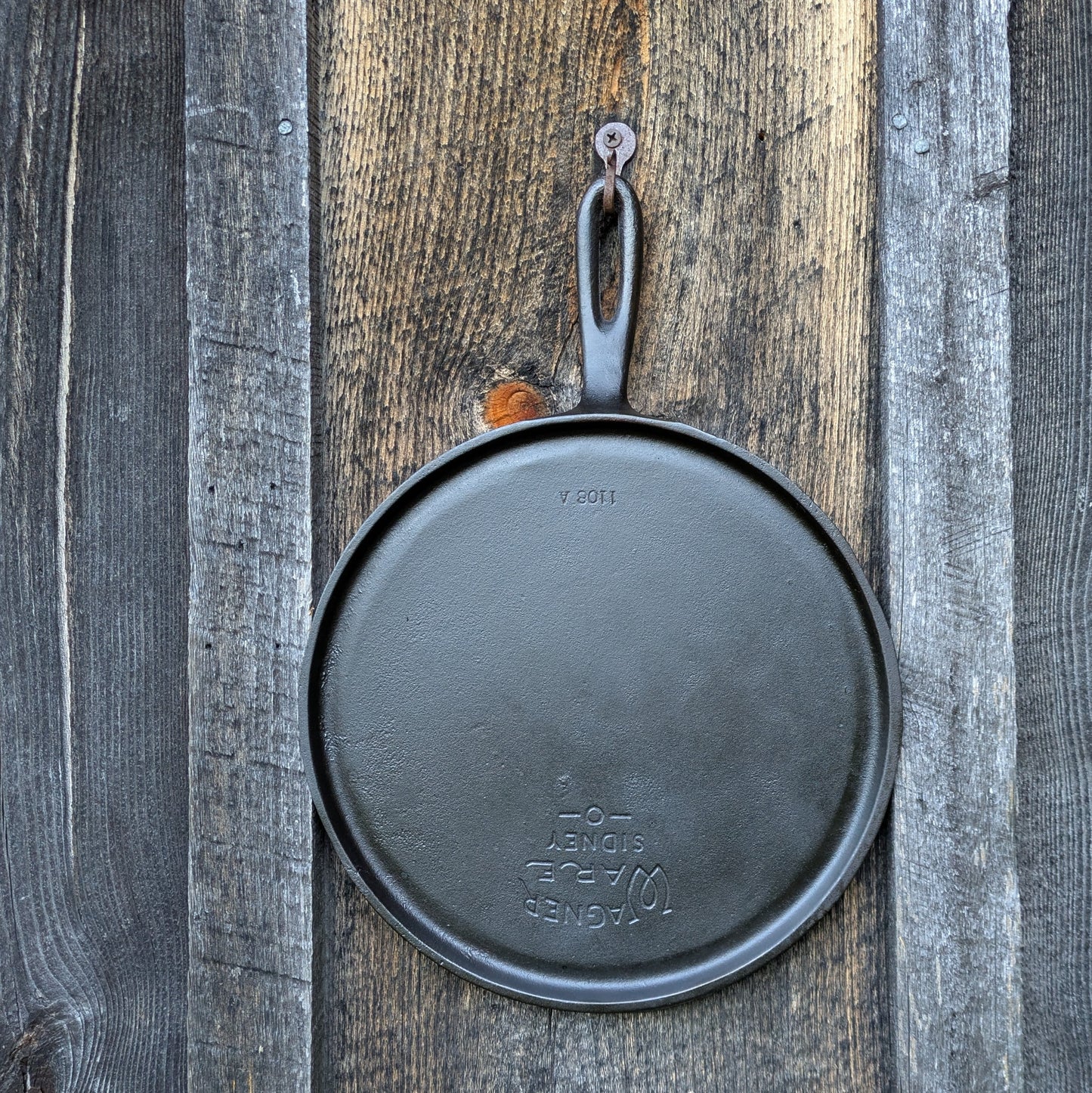 Wagner Ware #8 Cast Iron Round Griddle with Handle 1108