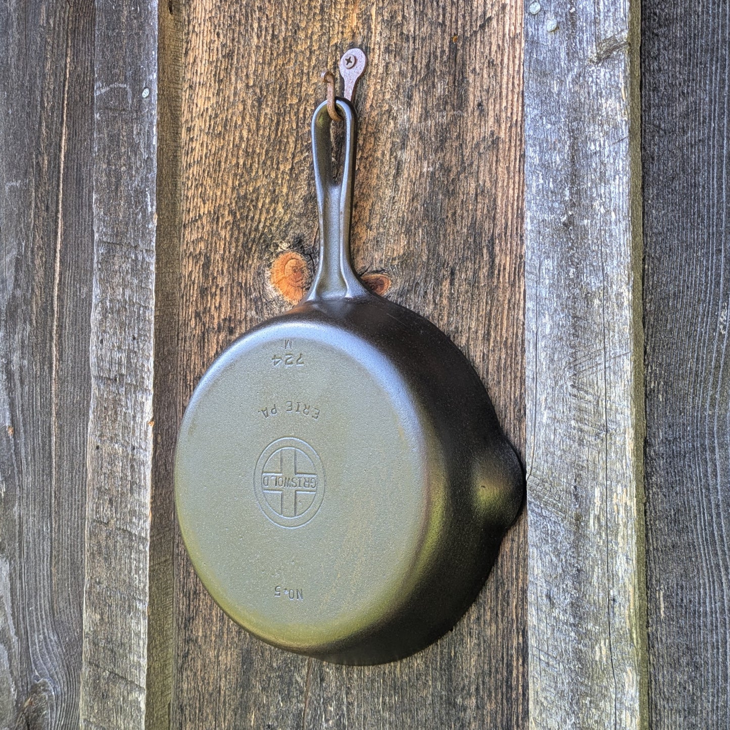 Vintage Griswold #5 Cast Iron Skillet with Small Block Logo and Grooved Handle 724 M