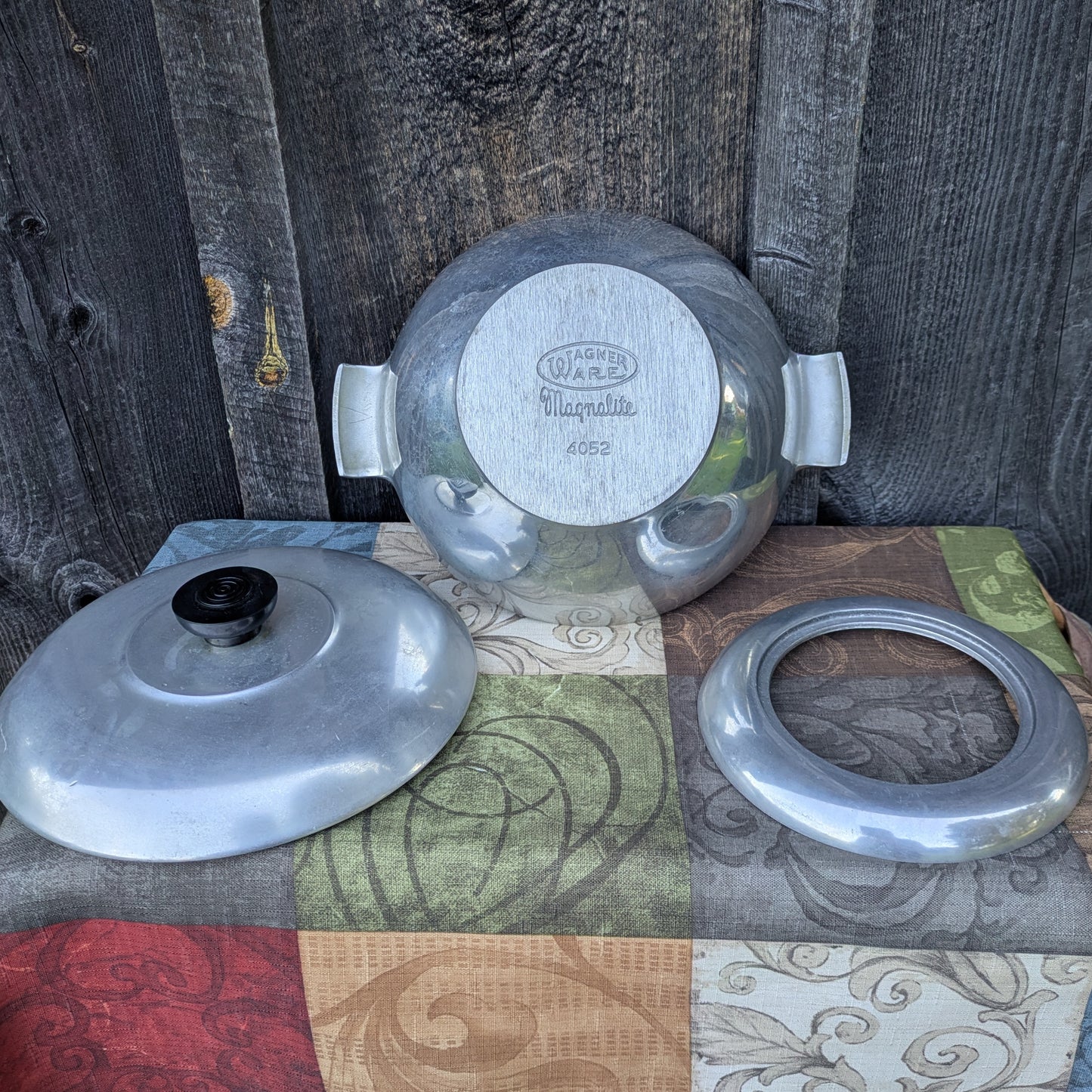 Vintage Magnalite Bun Warmer or Casserole Dish 4052. Complete Set with Lid and Trivet