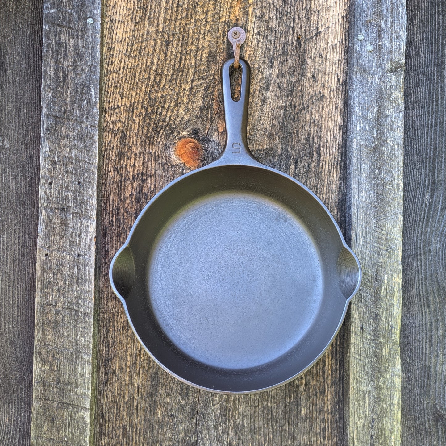 Vintage Griswold #5 Cast Iron Skillet with Small Block Logo and Grooved Handle 724 M