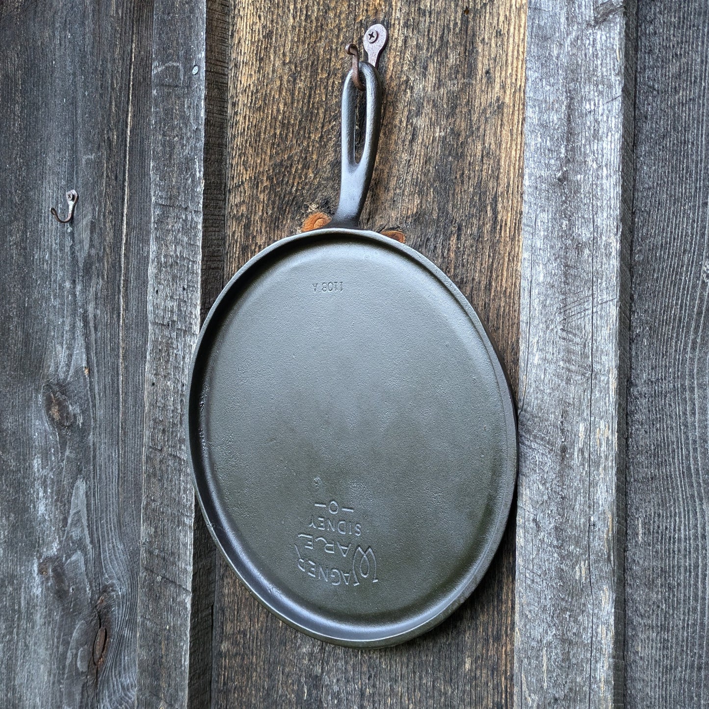 Wagner Ware #8 Cast Iron Round Griddle with Handle 1108