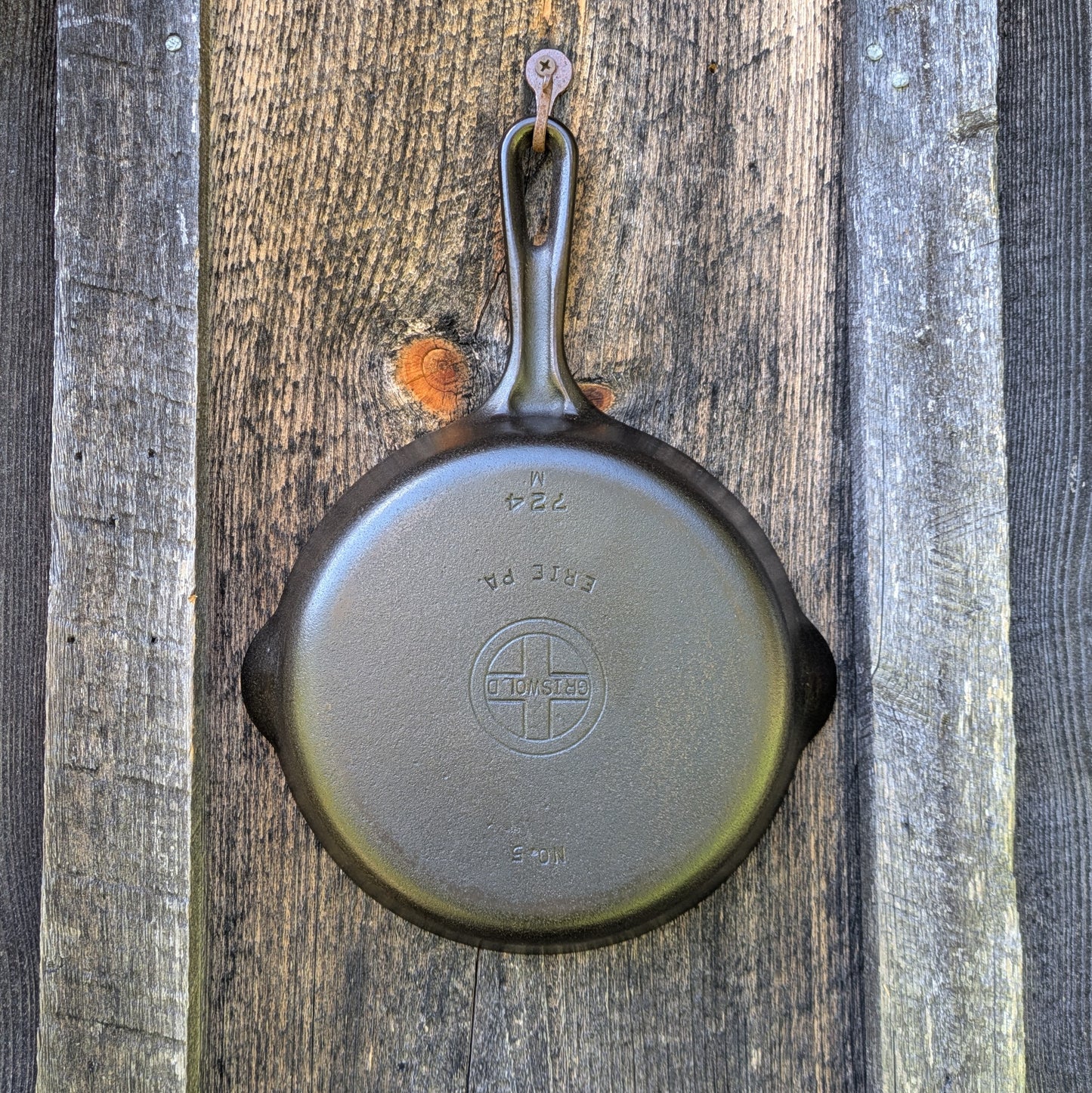 Vintage Griswold #5 Cast Iron Skillet with Small Block Logo and Grooved Handle 724 M