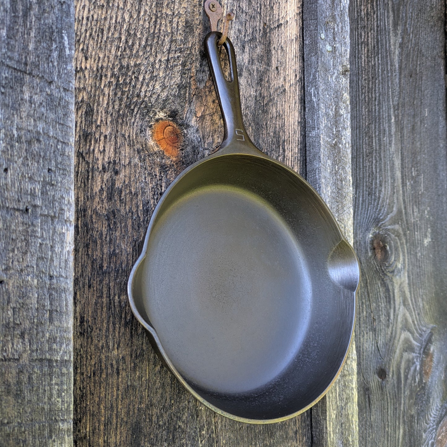 Vintage Griswold #5 Cast Iron Skillet with Small Block Logo and Grooved Handle 724 M