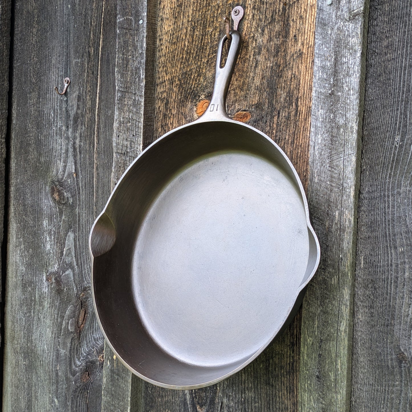 Griswold #10 Cast Iron Skillet with Small Block Logo & Late Handle