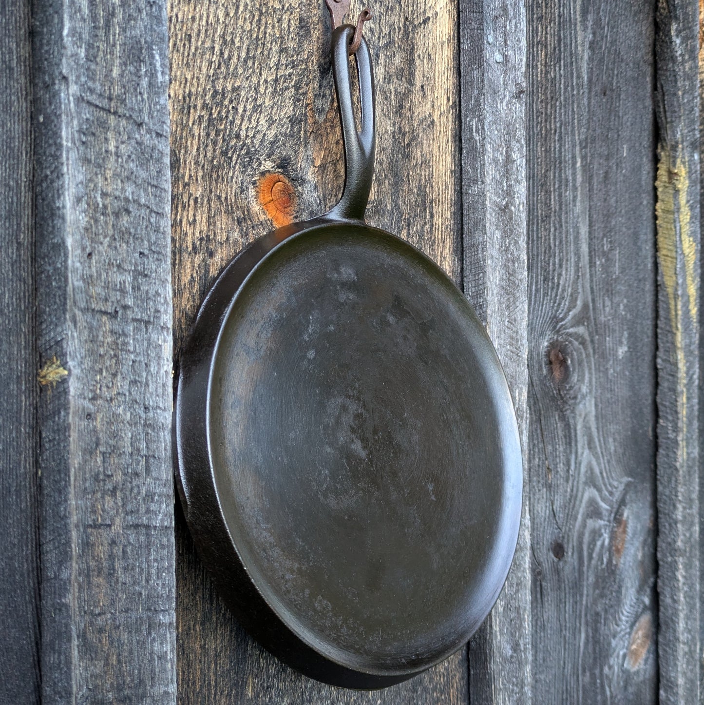 Wagner Ware #8 Cast Iron Round Griddle with Handle 1108