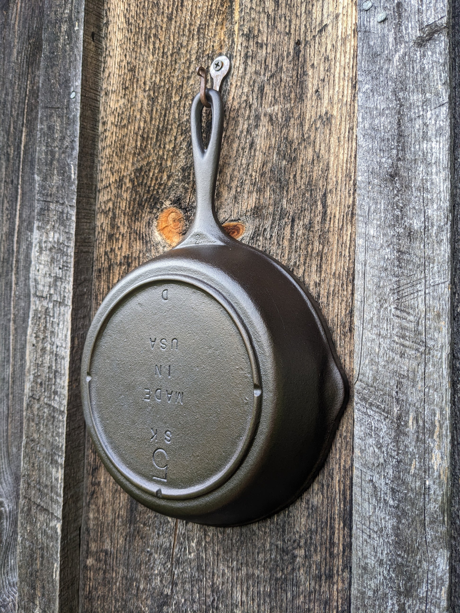 Lodge 10 SK, 3-notch Heat Ring, Cast Iron Skillet. Made in the USA.  Manufactured by Lodge in the 1970's. Excellent Condition 