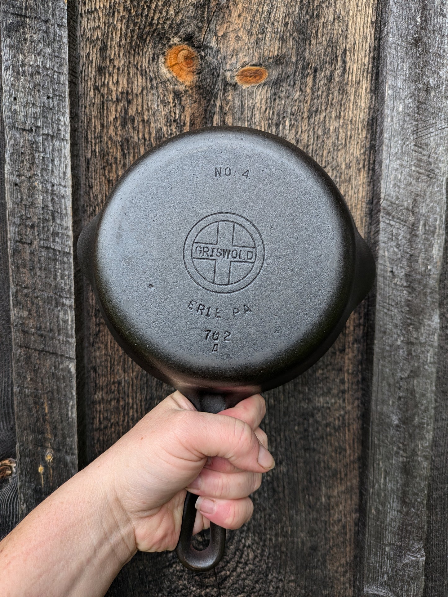 Griswold #4 Cast Iron Skillet Small Block Logo with Grooved Handle