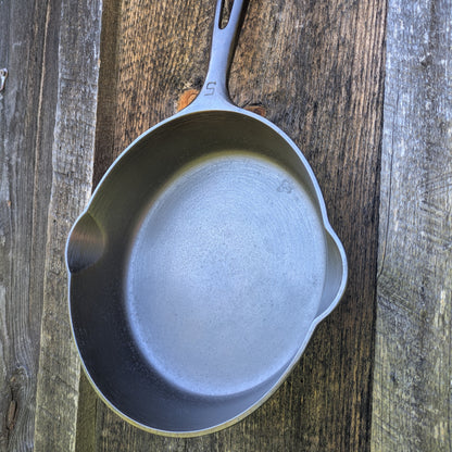 Vintage Griswold #5 Cast Iron Skillet with Small Block Logo and Grooved Handle 724 M