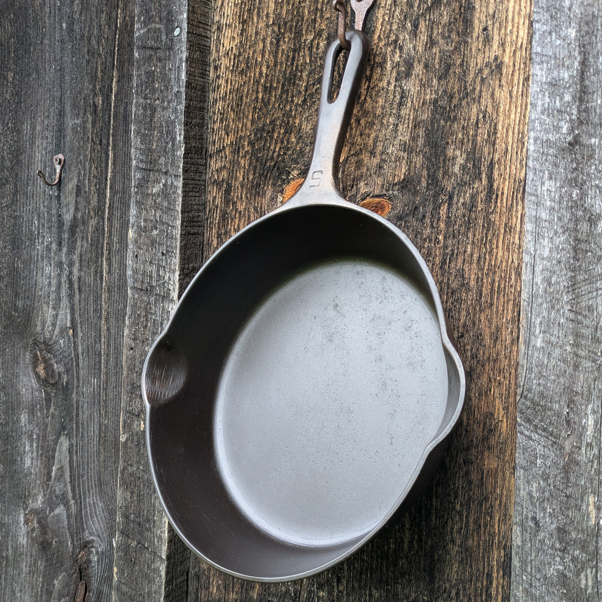 Vintage Griswold #5 Cast Iron Skillet with Small Block Logo and Grooved Handle 724 K