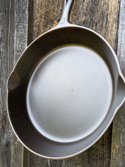 Vintage Griswold #8 Cast Iron Skillet with Early Handle 704 F
