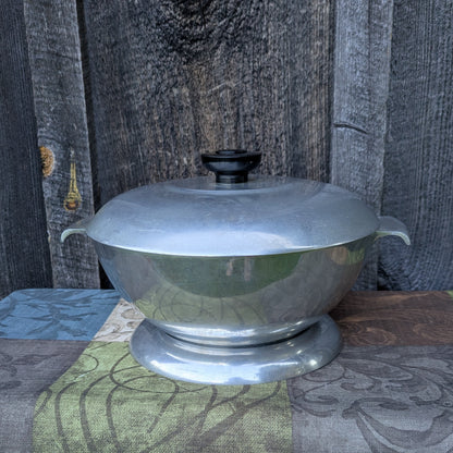 Vintage Magnalite Bun Warmer or Casserole Dish 4052. Complete Set with Lid and Trivet