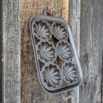 Antique Gatemarked Cast Iron Turk's Head Gem Pan