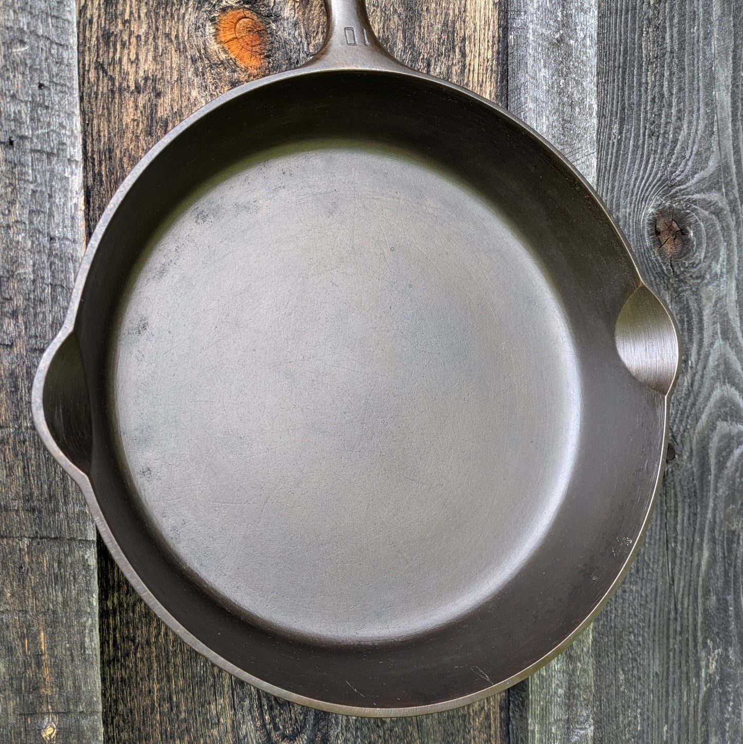 Griswold #10 Cast Iron Skillet with Small Block Logo & Late Handle
