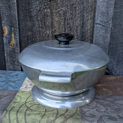 Vintage Magnalite Bun Warmer or Casserole Dish 4052. Complete Set with Lid and Trivet
