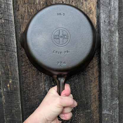 Vintage Griswold #5 Cast Iron Skillet with Small Block Logo and Grooved Handle 724 K