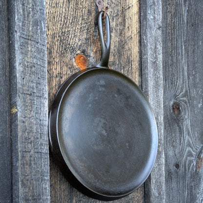 Wagner Ware #8 Cast Iron Round Griddle with Handle 1108