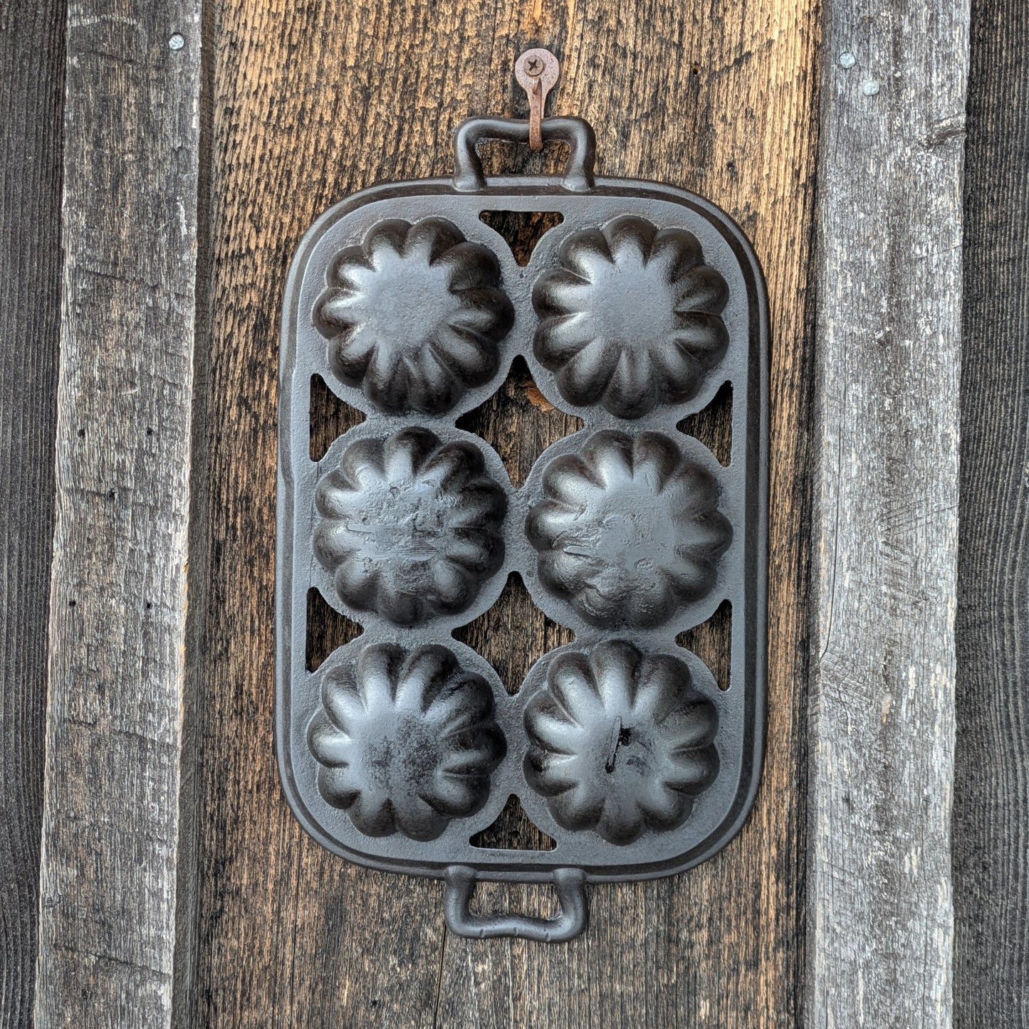 Antique Gatemarked Cast Iron Turk's Head Gem Pan