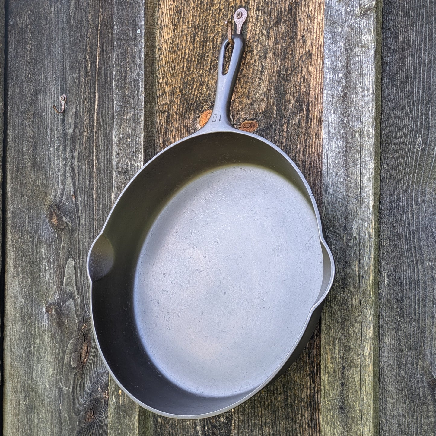 Griswold #10 Cast Iron Skillet with Small Block Logo & Late Handle 716 E