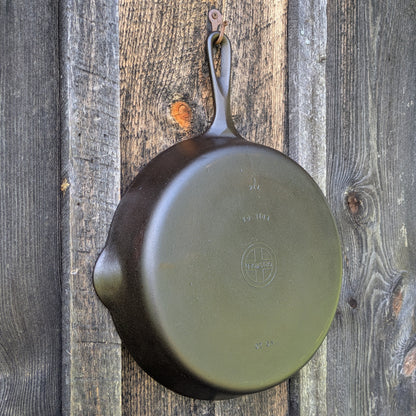 Griswold #10 Cast Iron Skillet with Small Block Logo & Late Handle 716 E