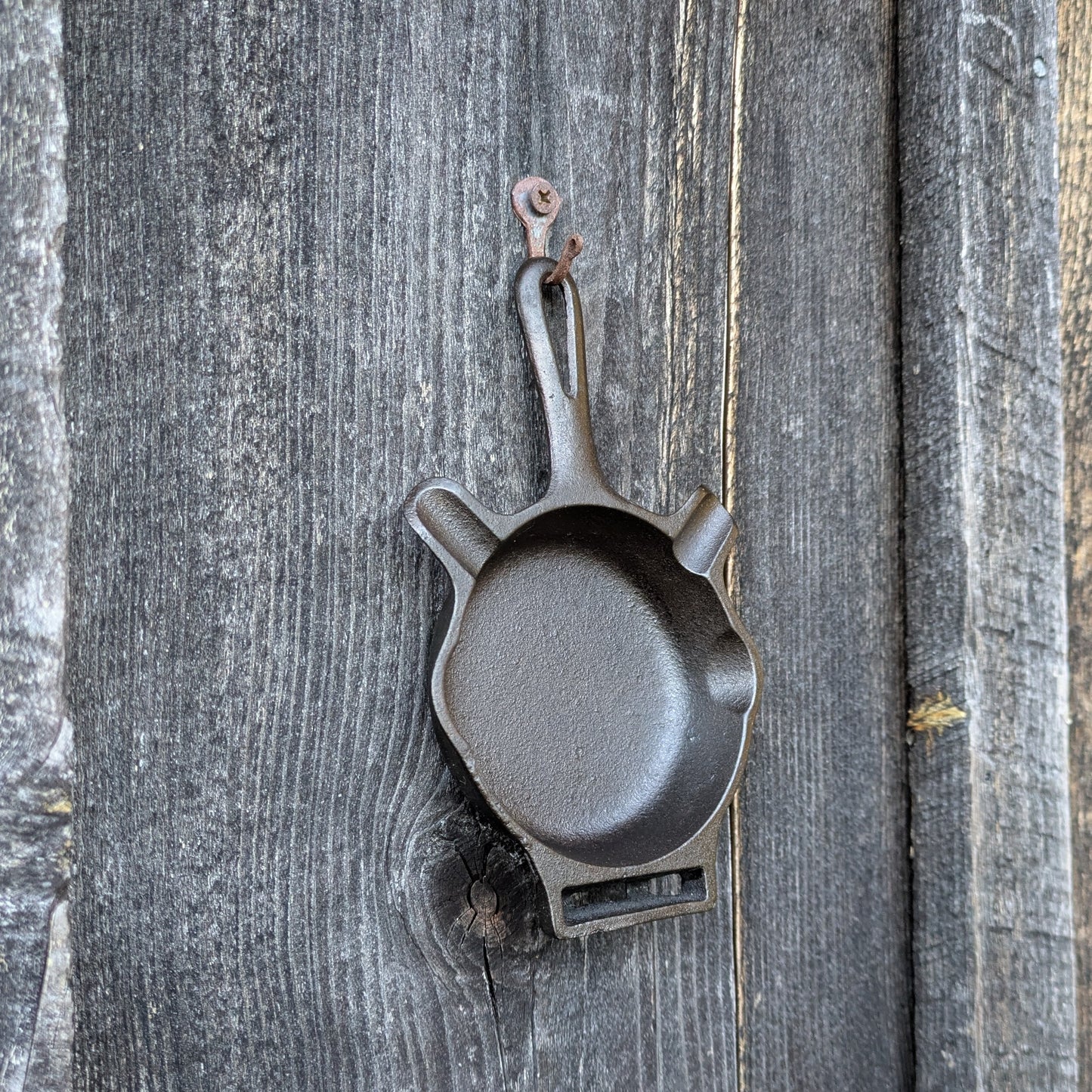 Griswold 570 Cast Iron Ashtray Size 00