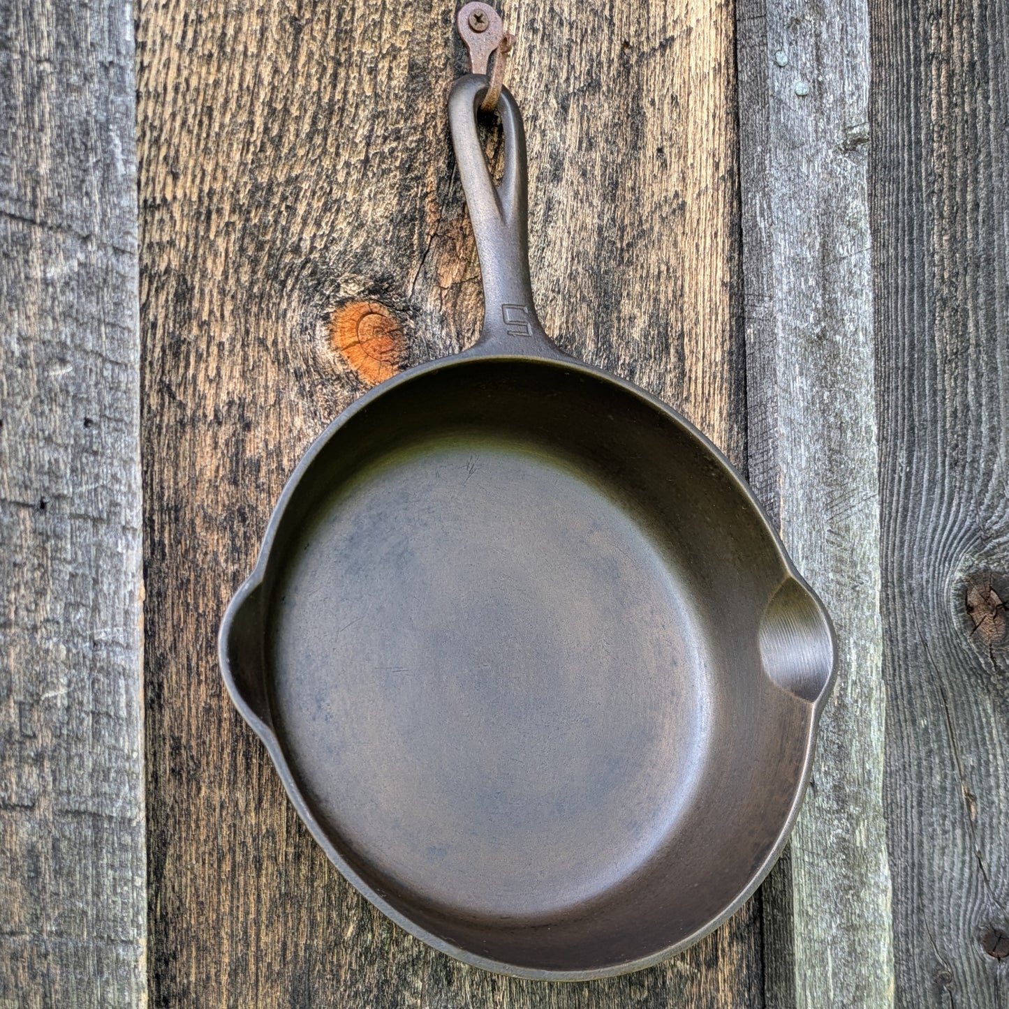 Griswold #5 Cast Iron Skillet with Large Block Logo and Smooth Bottom 724