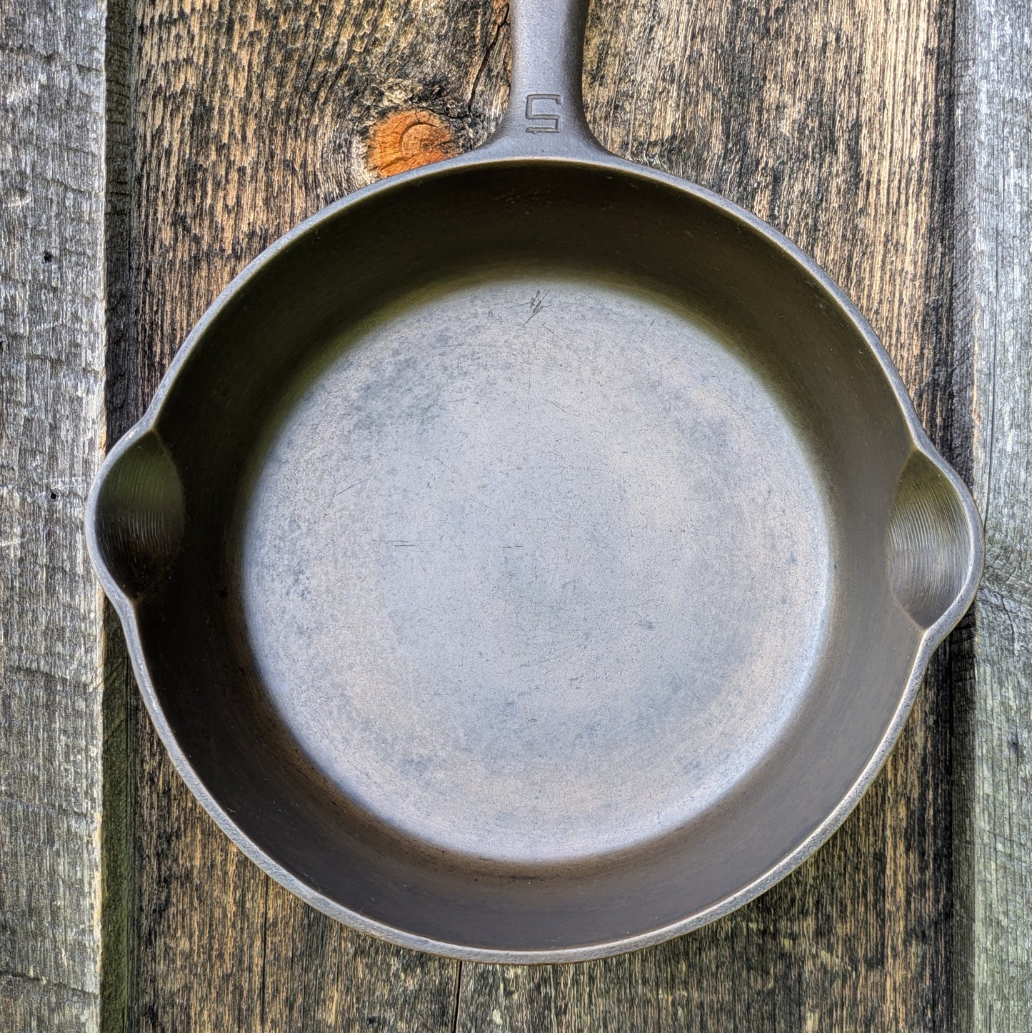 Griswold #5 Cast Iron Skillet with Large Block Logo and Smooth Bottom 724