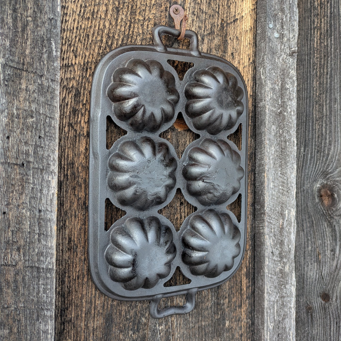 Antique Gatemarked Cast Iron Turk's Head Gem Pan