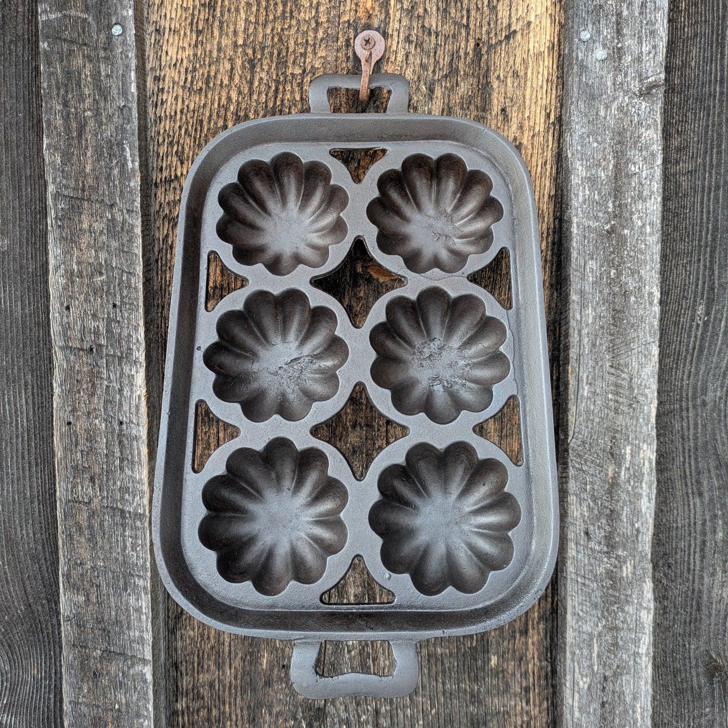 Antique Gatemarked Cast Iron Turk's Head Gem Pan