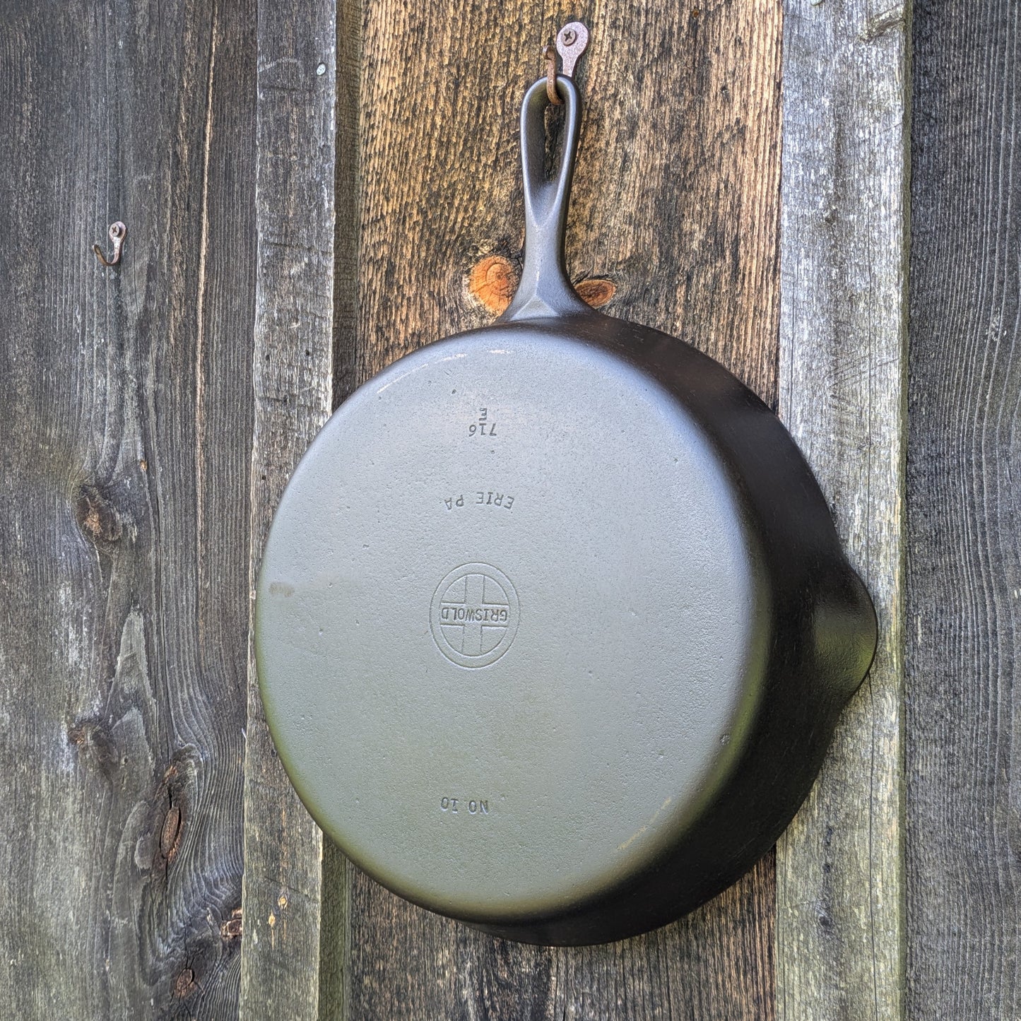 Griswold #10 Cast Iron Skillet with Small Block Logo & Late Handle 716 E