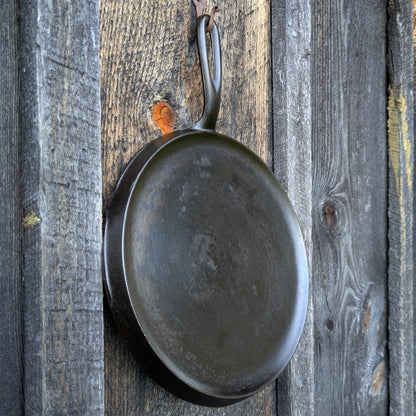 Wagner Ware #8 Cast Iron Round Griddle with Handle 1108