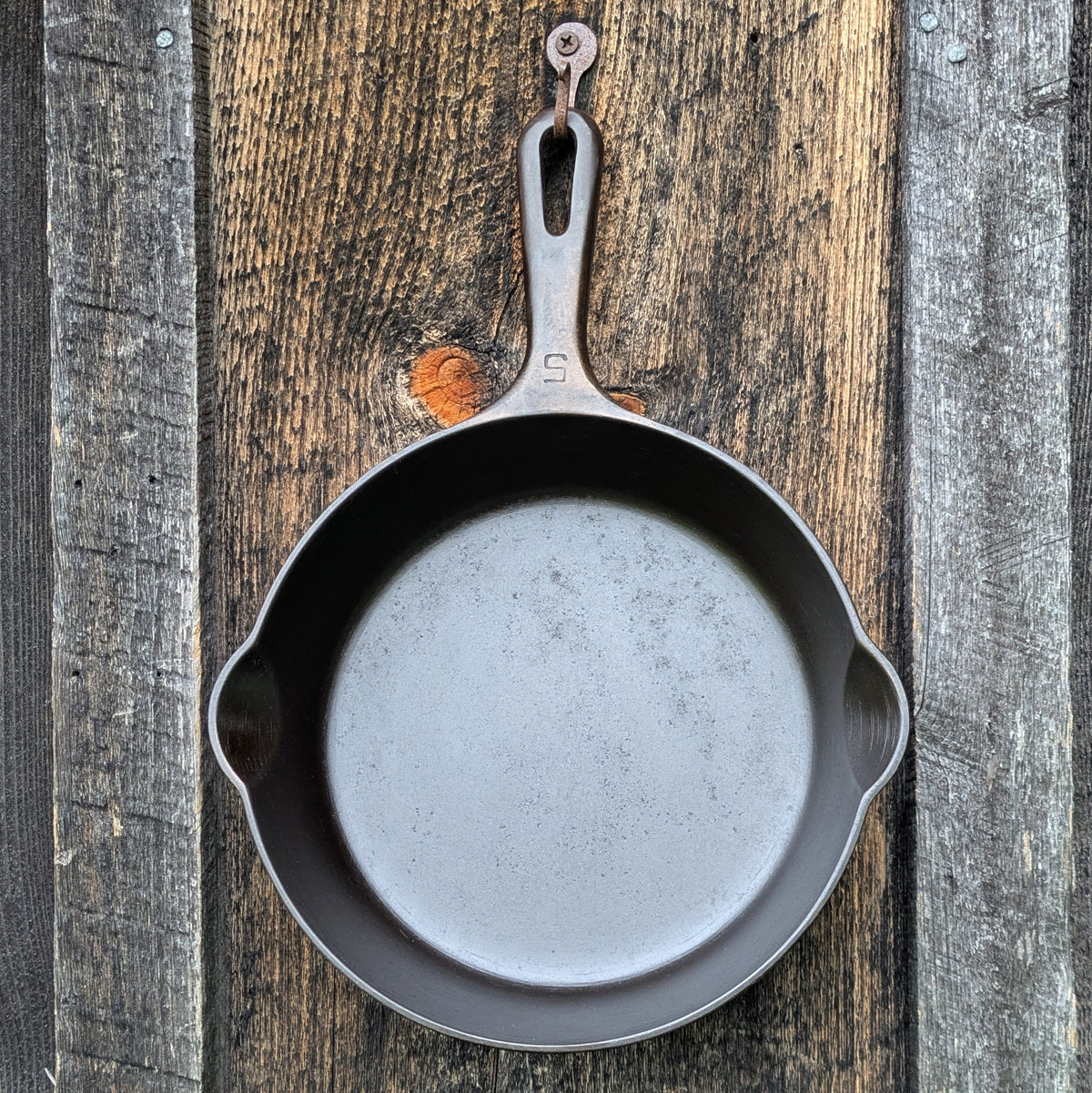 Vintage Griswold #5 Cast Iron Skillet with Small Block Logo and Grooved Handle 724 K