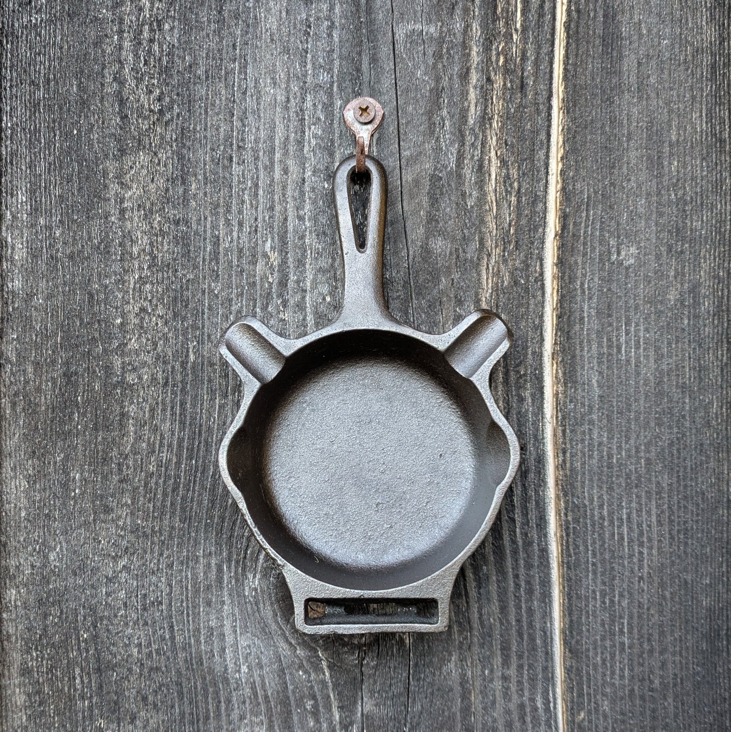 Griswold 570 Cast Iron Ashtray Size 00